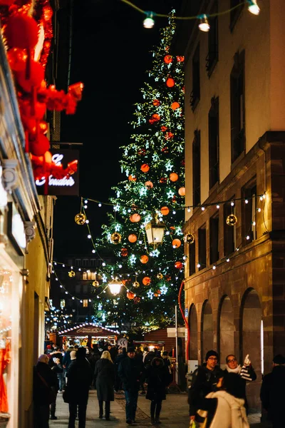 Χριστουγεννιάτικη αγορά του Στρασβούργου με Χριστουγεννιάτικο δρόμο και τους ανθρώπους — Φωτογραφία Αρχείου