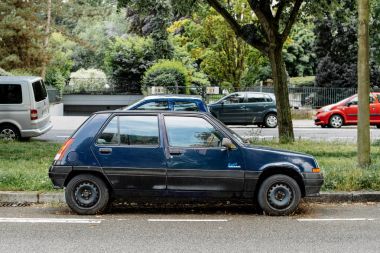 Renault 5 destan sokakta park edilmiş.