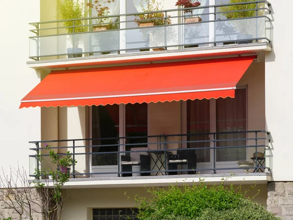 Toldo de protección solar en balcón francés — Foto de Stock