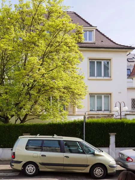 後ろの家とフランスのルノー エスパス車 — ストック写真