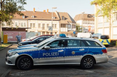 Mercedes-Benz Emlak vagon polis arabası Almanca sokağa park