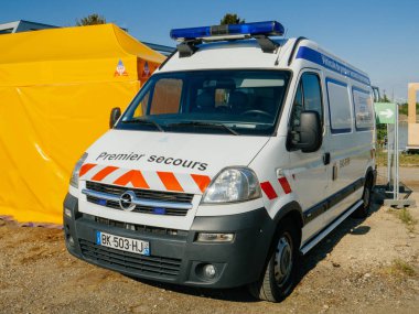 Premier Secours ilk yardım yardım van Frnace sokakta park edilmiş.