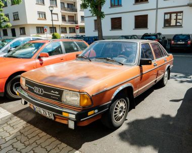 Audi 100 çift eski model araba sokakta park