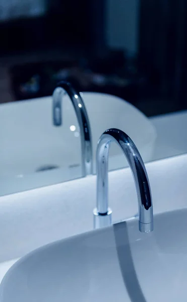 Grifo moderno reflejado en espejo de baño —  Fotos de Stock