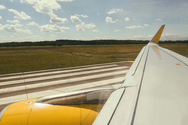 Flugzeugflügel mit gelbem Rumpfmotorteil — Stockfoto