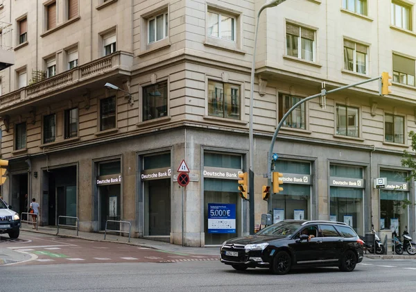 Филиал Deutsche Bank на улице Барселона — стоковое фото