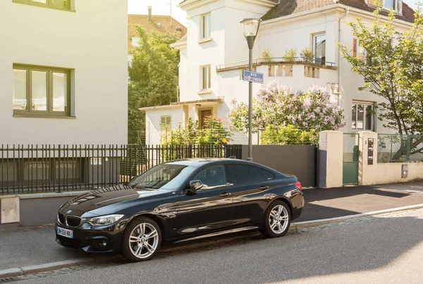Rue Gotfried luxe die BMW geparkeerd — Stockfoto