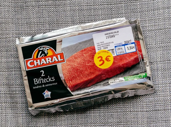 Biftecks упаковані в захисні матеріали — стокове фото