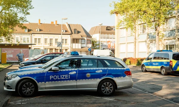 Mercedes-Benz Estate vagón coche de policía estacionado en la calle alemana — Foto de Stock