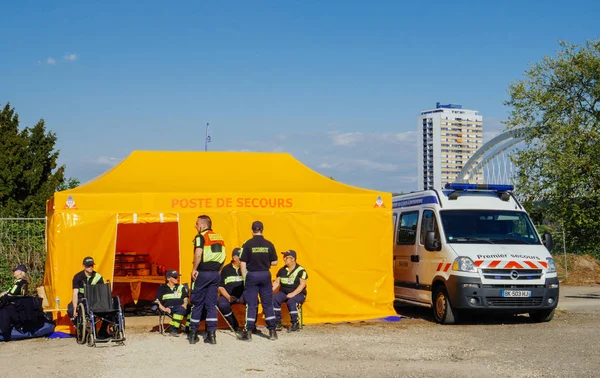 Premier Secours ilk yardım yardım van Frnace sokakta park edilmiş.