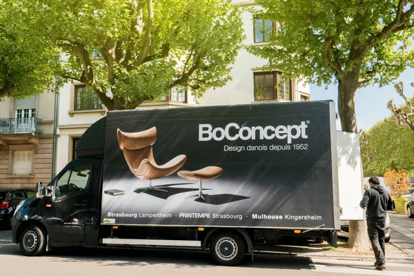 Dodávka nábytku od Boconcept přináší nové moderní furn — Stock fotografie