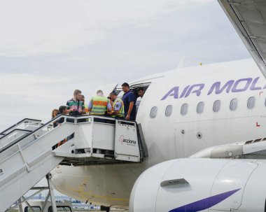 Airstair polis gümrük kontrolü Air Moldova uçak Frank