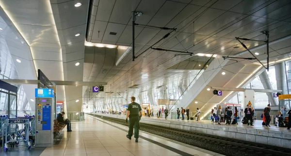 Tren platformu Almanya'da statin memuruna Zoll Cutoms 