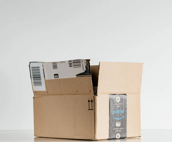 Відкриті Amazon логотип, надруковані на стороні картонну коробку. — стокове фото