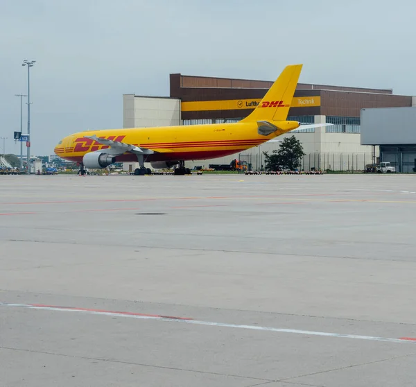 Avión amarillo de la entrega del paquete de Airbus A300-600 DHL en aeropuerto — Foto de Stock