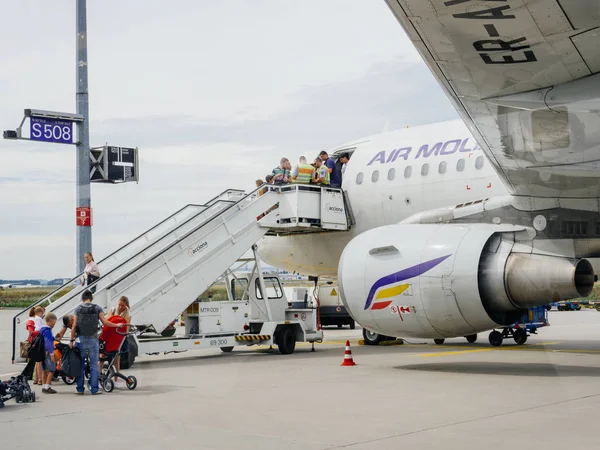 Policía de escaleras aéreas: control aduanero de aeronaves de Air Moldova en Frank — Foto de Stock