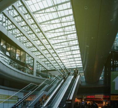 Airail Frankfurt tren istasyonu'na uzun mesafe hızlı tren modern bir