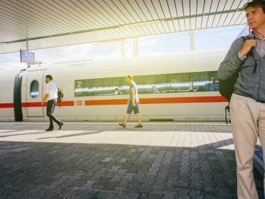 Güzel erkek Alman bekleyen tren istasyonunda