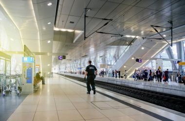 Tren platformu Almanya'da statin memuruna Zoll Cutoms 