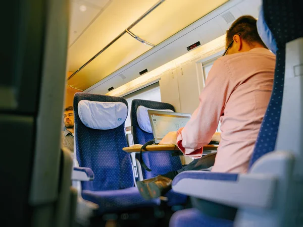 Uomo che lavora sul computer portatile in treno veloce — Foto Stock