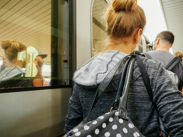 Giovani Uomini Donne Che Preparano Salire Sul Treno Berlino — Foto Stock