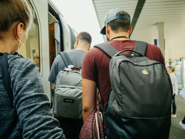 Jovens Homens Mulheres Preparando Para Entrar Trem Berlim — Fotografia de Stock