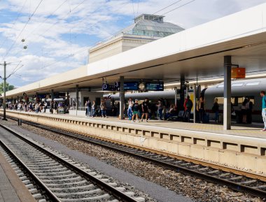  Büyük bir grup insan için hızlı buz tren bekliyor