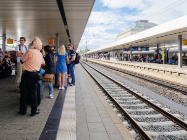 Alman tren istasyonu platformu meşgul gün bekleyen buz tren 