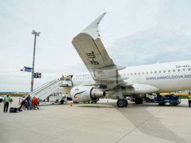 Airstair polis gümrük kontrolü Air Moldova uçak Frank