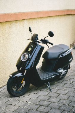 Niu Ferrari scooter Alman bir sokakta park edilmiş..