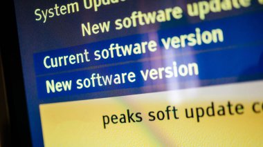 Modern tv ekran mavi sarı iletisi yeni yazılım güncelleştirmesi ile 