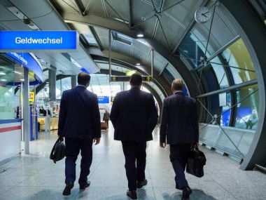 Üç işadamları, tren istasyonuna doğru kapı yürüyüş