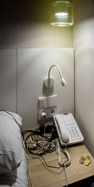 Işık nighstand telefon ve değişim ile otel odasında 