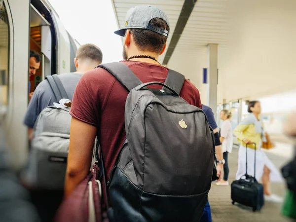Νέοι Άνδρες Και Γυναίκες Ετοιμάζονται Εισέλθουν Στο Τρένο Στο Βερολίνο — Φωτογραφία Αρχείου