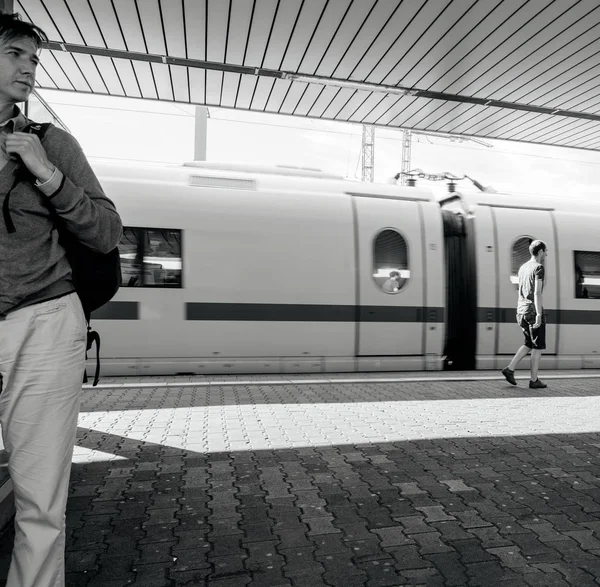 Hansom homem esperando o trem na Alemanha — Fotografia de Stock