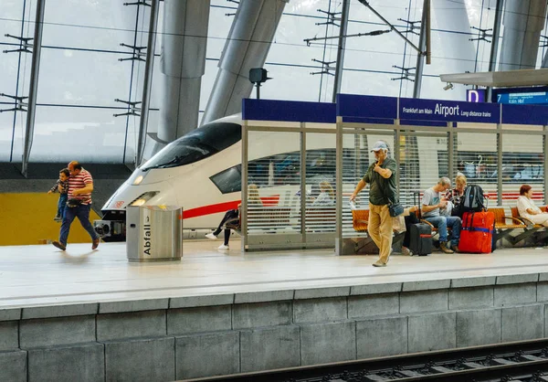 氷のドイツ駅フランクフルト空港通勤の高速鉄道 — ストック写真