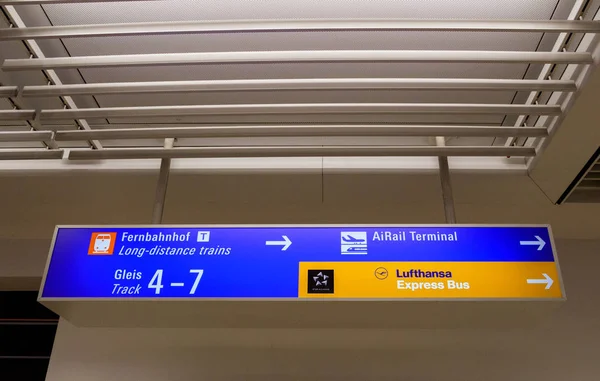 Señal de dirección del aeropuerto hacia los trenes de larga distancia, AiRail termi — Foto de Stock