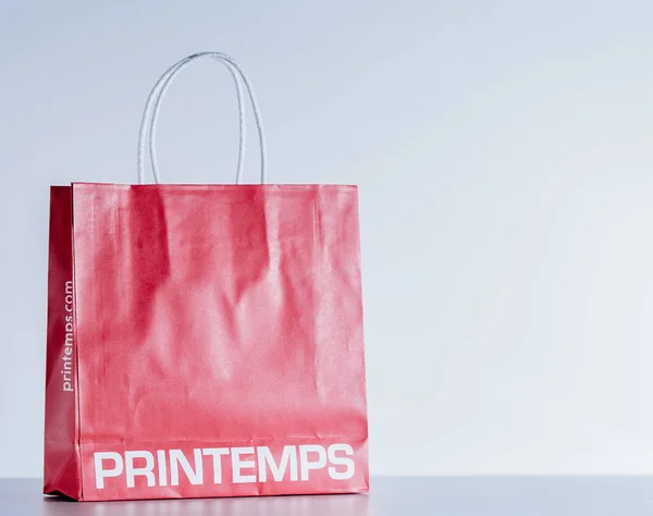 Tas kertas merah dengan logo mode printemps — Stok Foto