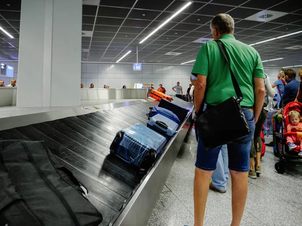 Bagaj lugg iddia için bekleyen yorgun yolcu commuters