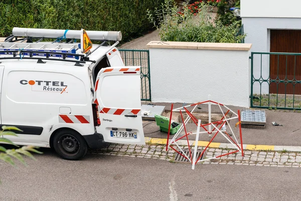 Instalación de fibra óptica en vista de barrio desde arriba — Foto de Stock