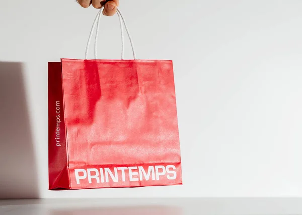 Άνθρωπος που κρατά Printemps δώρο κόκκινη τσάντα μόδας αξεσουάρ δώρο — Φωτογραφία Αρχείου
