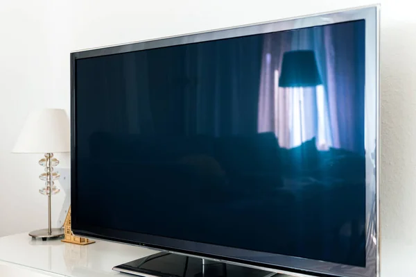 在客厅里的现代电视等离子 Oled 4 k 屏幕 — 图库照片
