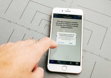 Tesla supercharger harita üzerinde iphone 7 Plus uygulama yazılım