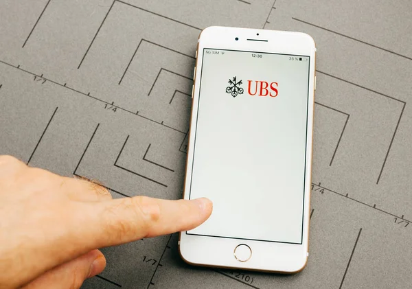 UBS online banka iPhone 7 Plus uygulama yazılım — Stok fotoğraf