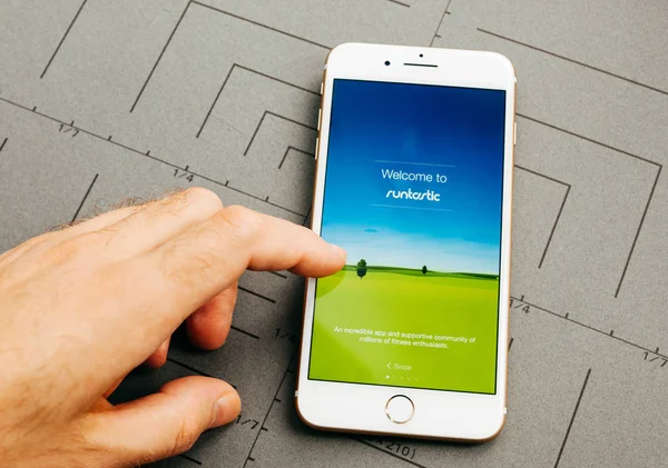Runtastick exécuter l'application sur iPhone 7 Plus le logiciel d'application — Photo