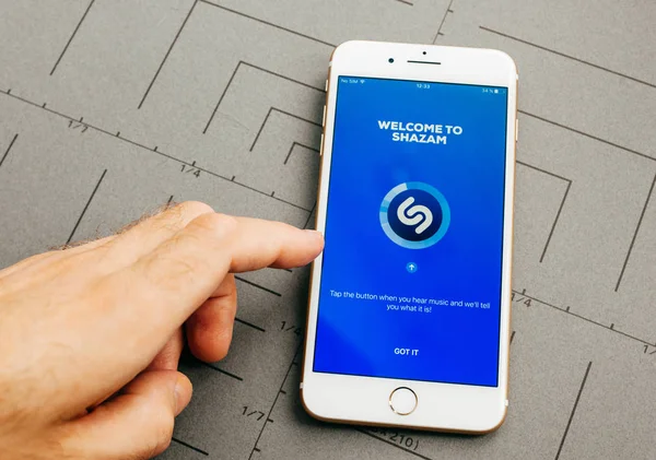 Shazam app, στο iphone 7 συν το λογισμικό εφαρμογής — Φωτογραφία Αρχείου