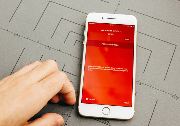 Akbank 직접, 아이폰 7 터키 은행 응용 프로그램 플러스 sof — 스톡 사진