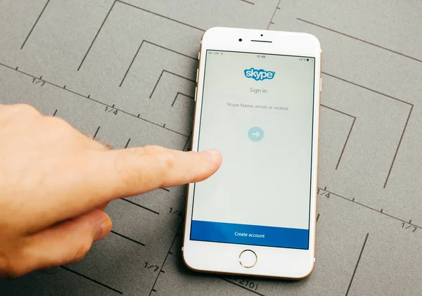Skype iPhone 7 Plus uygulama yazılım — Stok fotoğraf