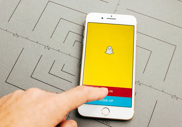 Snapchat app στο iphone 7 συν το λογισμικό εφαρμογής — Φωτογραφία Αρχείου