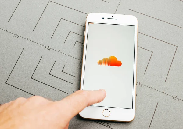Sound Cloud App auf iPhone 7 plus Anwendungssoftware — Stockfoto